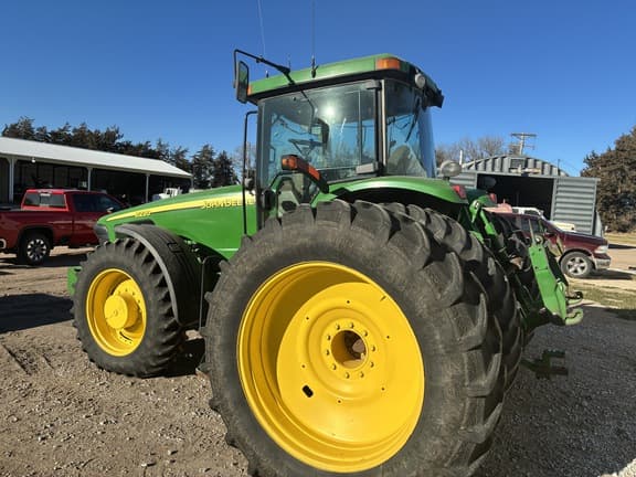 Image of John Deere 8220 equipment image 1
