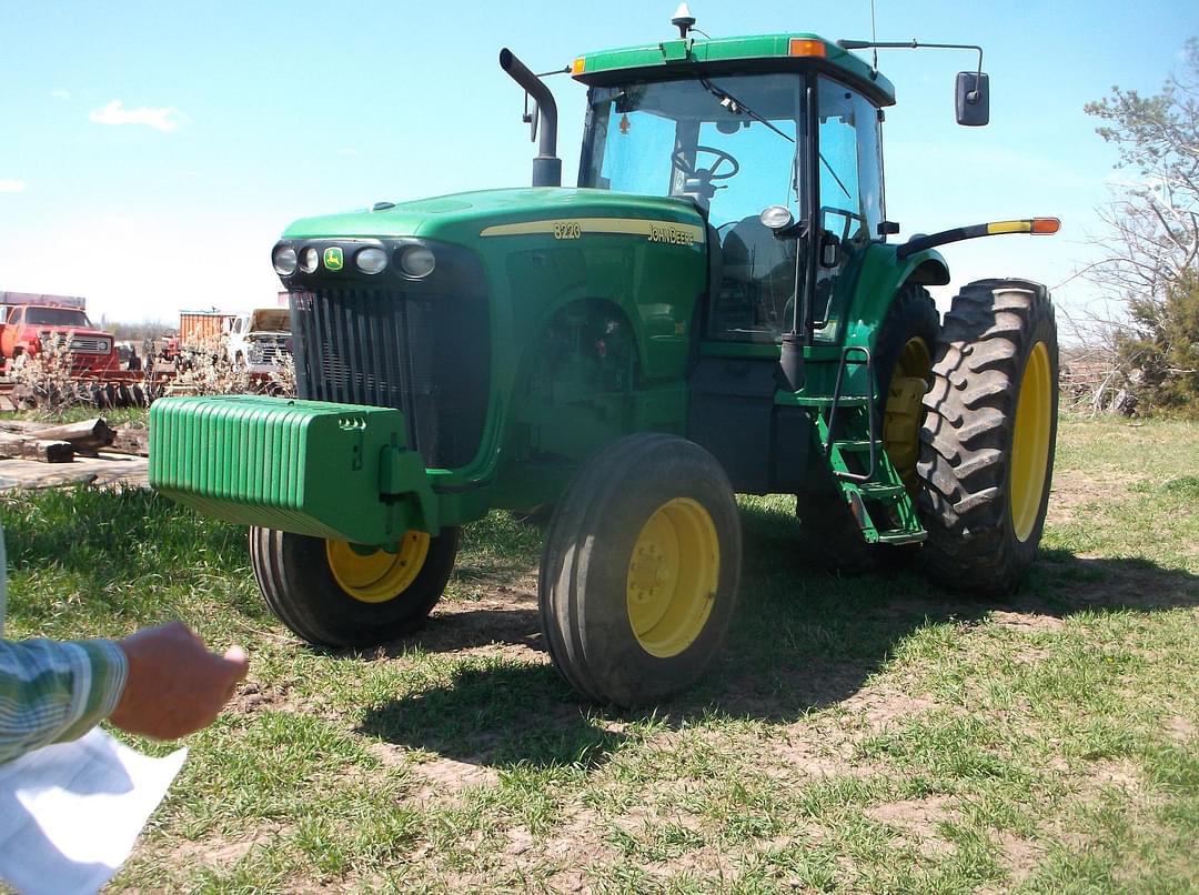 Image of John Deere 8220 Primary image