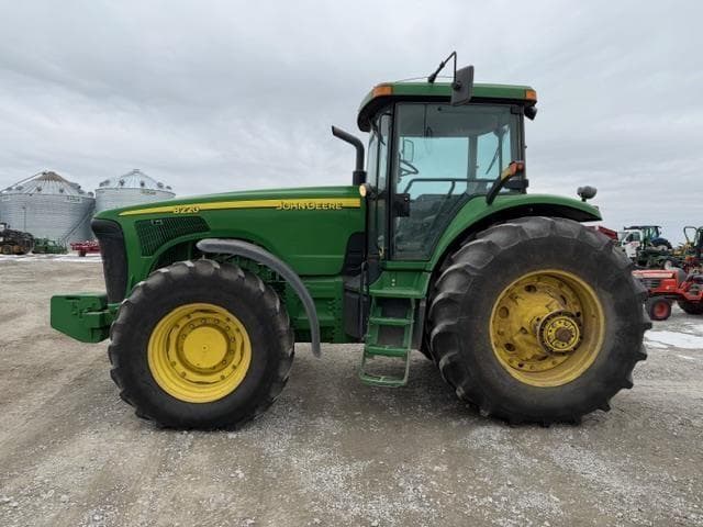 Image of John Deere 8220 equipment image 1