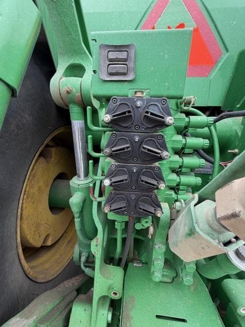 Image of John Deere 8220 equipment image 4