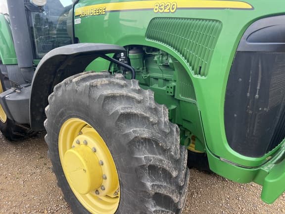 Image of John Deere 8320 equipment image 4