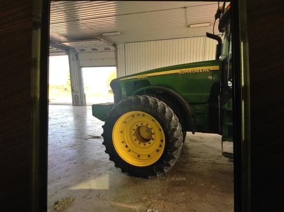 Image of John Deere 8420 equipment image 1