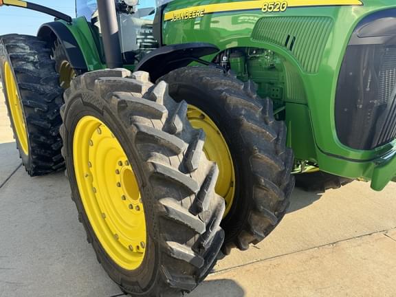 Image of John Deere 8520 equipment image 2