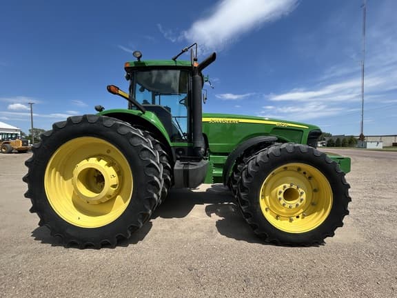 Image of John Deere 8520 equipment image 2