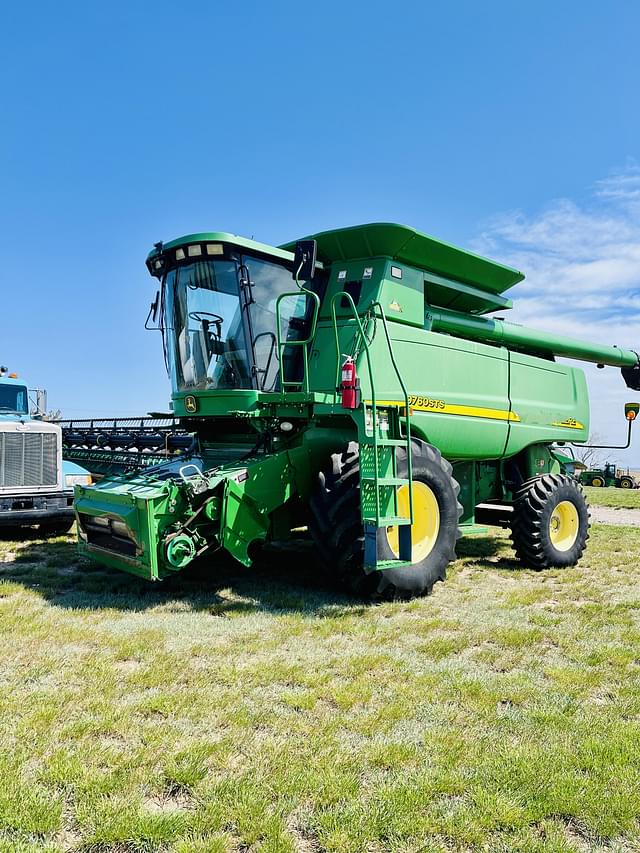 Image of John Deere 9760 STS equipment image 1