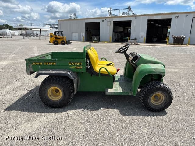 Image of John Deere Gator 4X2 equipment image 3