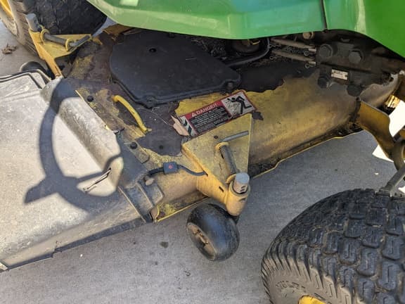 Image of John Deere X475 equipment image 4