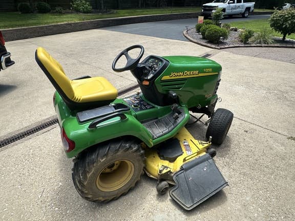 Image of John Deere X475 equipment image 3