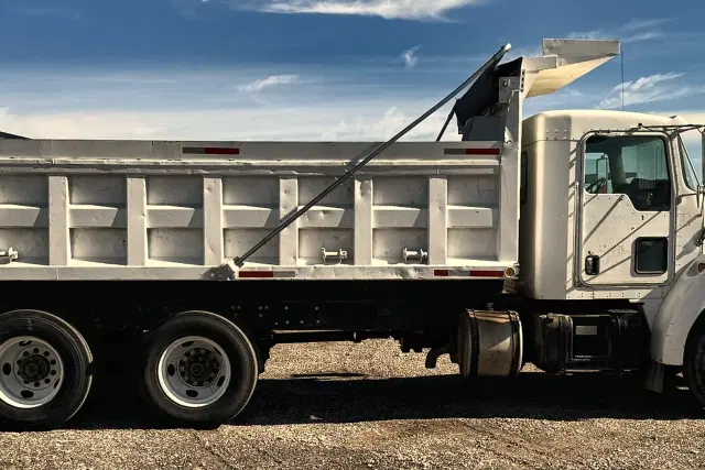 Image of Kenworth T300 equipment image 4