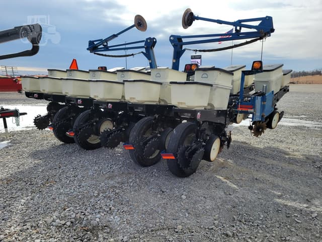 Image of Kinze 3200 equipment image 2