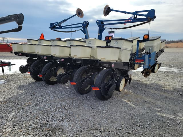 Image of Kinze 3200 equipment image 2