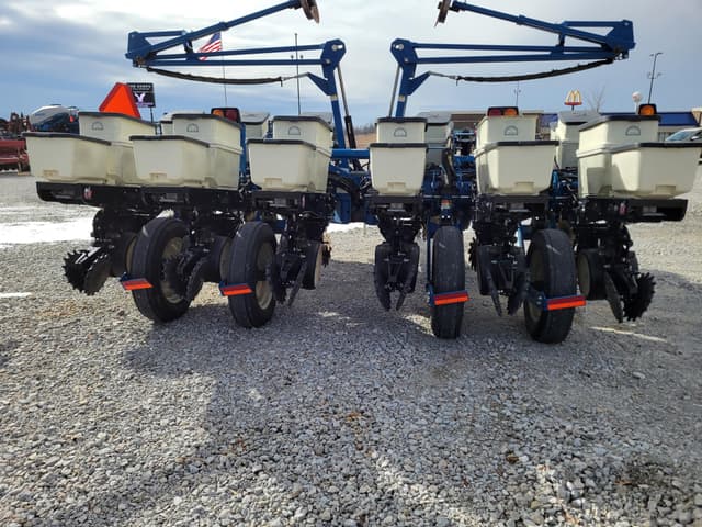 Image of Kinze 3200 equipment image 3