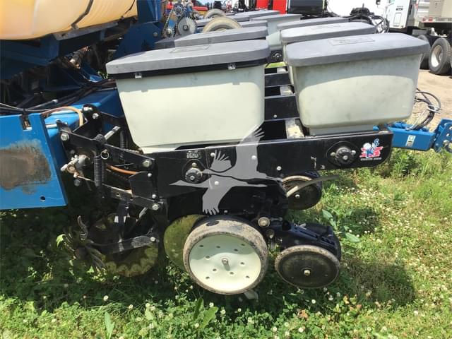 Image of Kinze 3200 equipment image 3