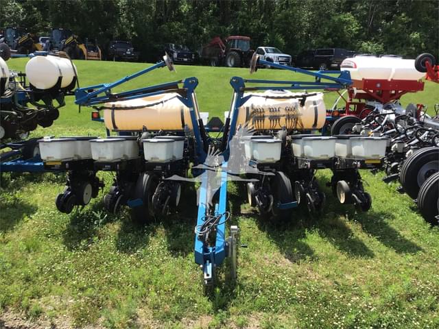 Image of Kinze 3200 equipment image 2