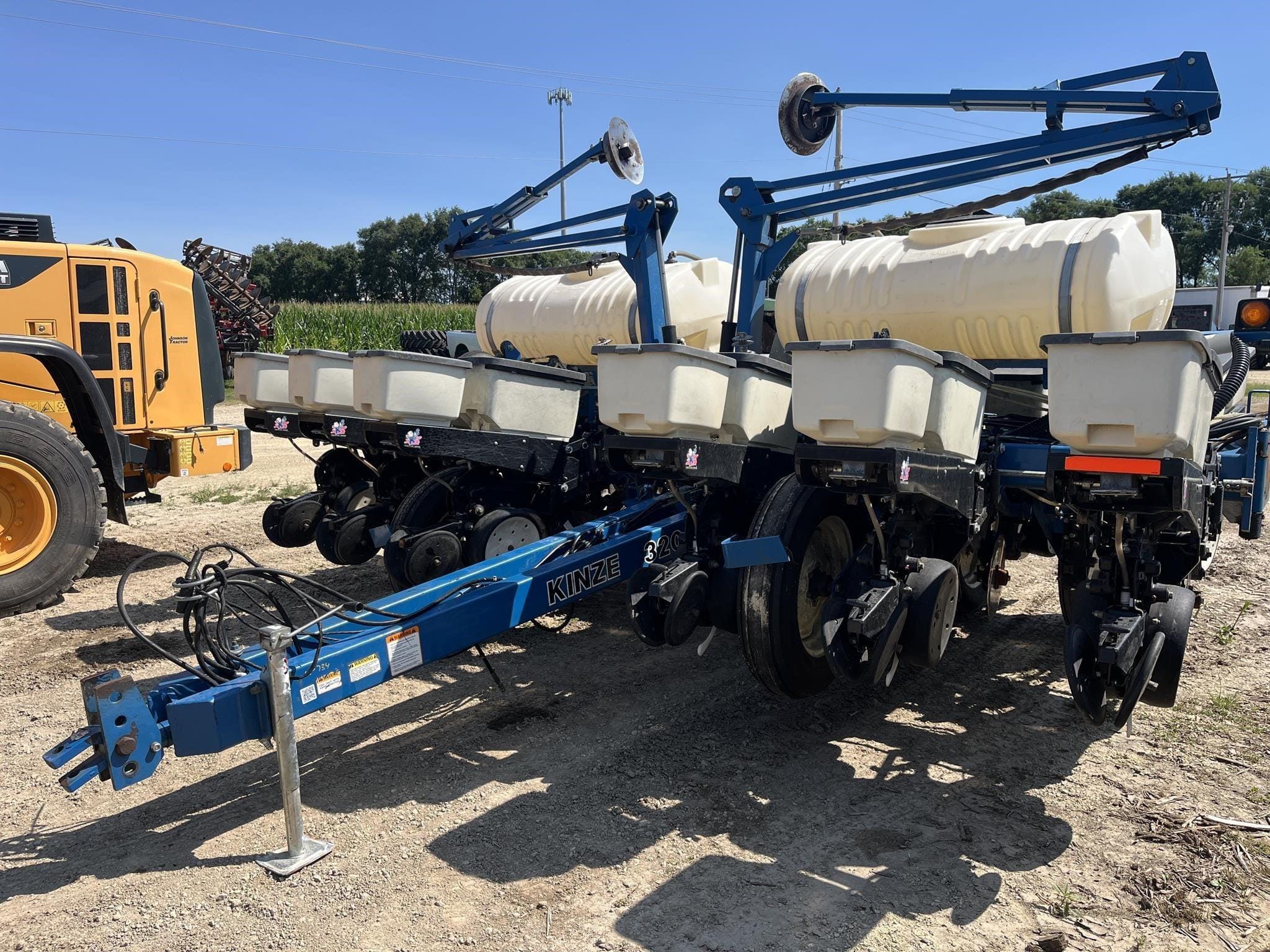 2003 Kinze 3200 Equipment Image0