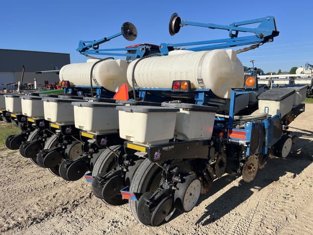 Image of Kinze 3200 equipment image 3