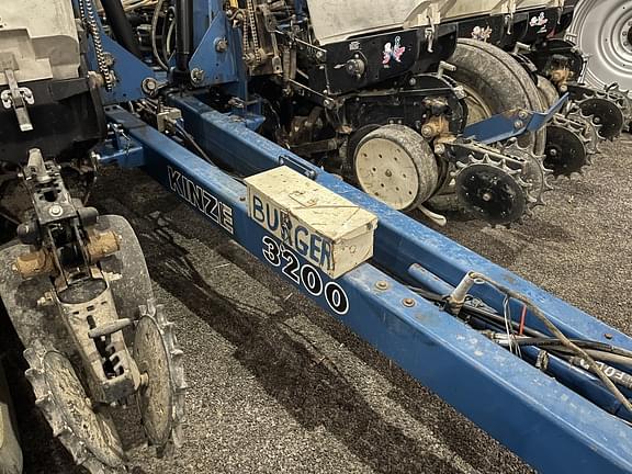 Image of Kinze 3200 equipment image 4