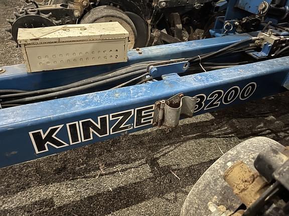 Image of Kinze 3200 equipment image 1