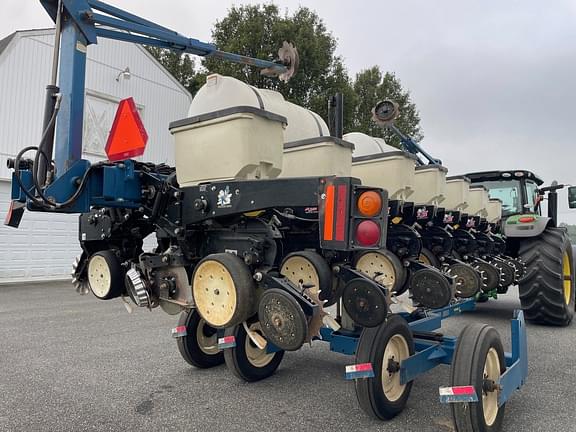 Image of Kinze 3500 equipment image 4