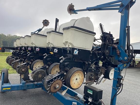 Image of Kinze 3500 equipment image 2