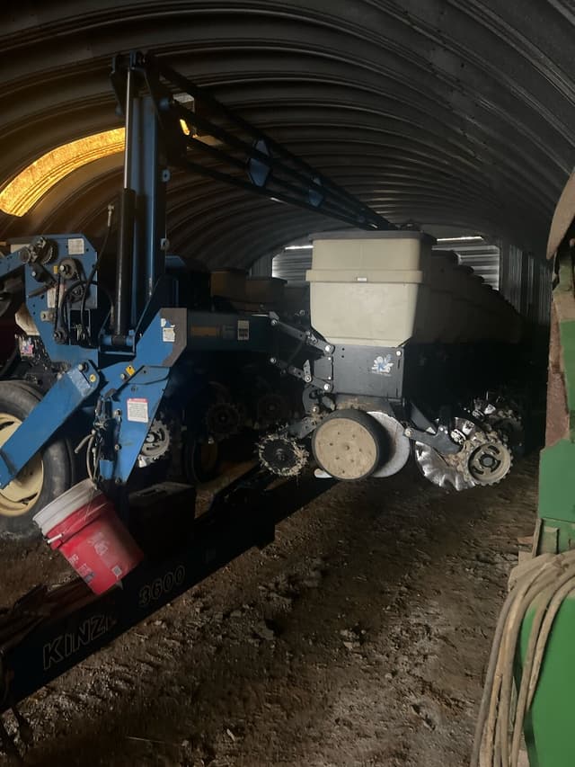 Image of Kinze 3600 equipment image 3