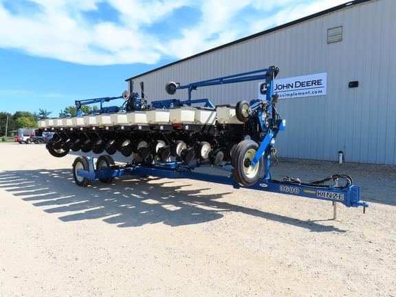 Image of Kinze 3600 equipment image 1