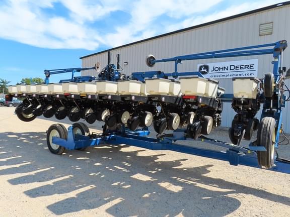 Image of Kinze 3600 equipment image 2