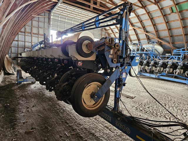 Image of Kinze 3600 equipment image 1