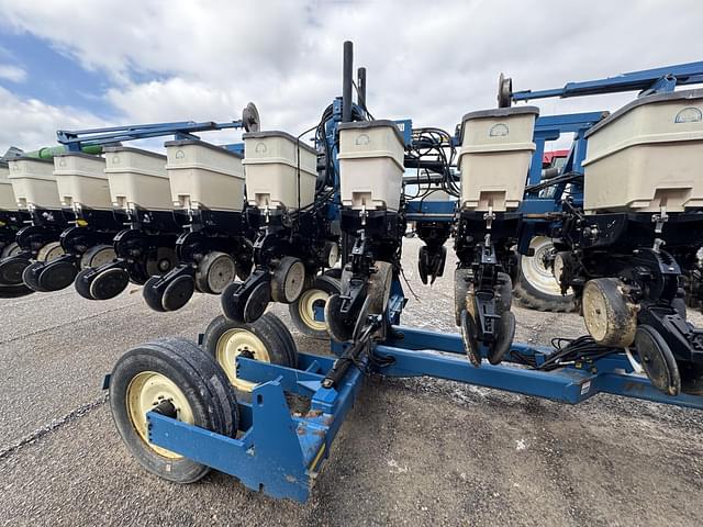 Image of Kinze 3600 equipment image 3