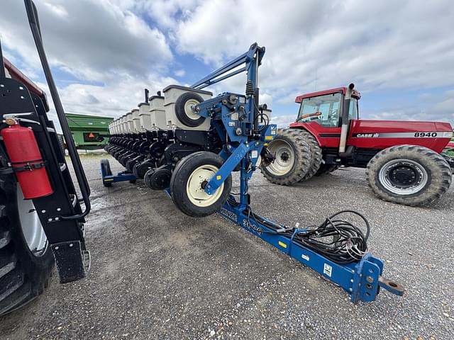 Image of Kinze 3600 equipment image 2
