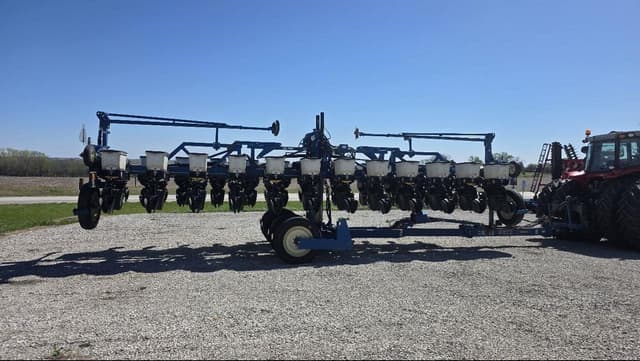 Image of Kinze 3600 equipment image 2