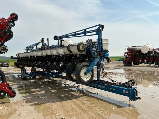 Image of Kinze 3600 equipment image 3