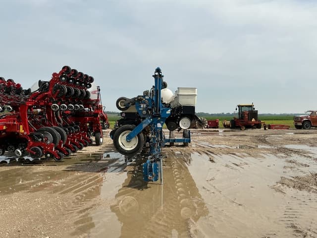 Image of Kinze 3600 equipment image 2