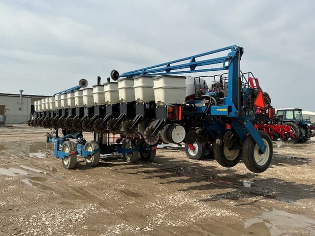 Image of Kinze 3600 equipment image 1