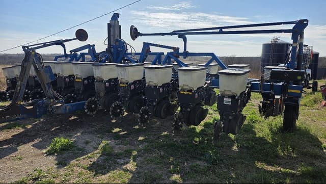 Image of Kinze 3600 equipment image 1