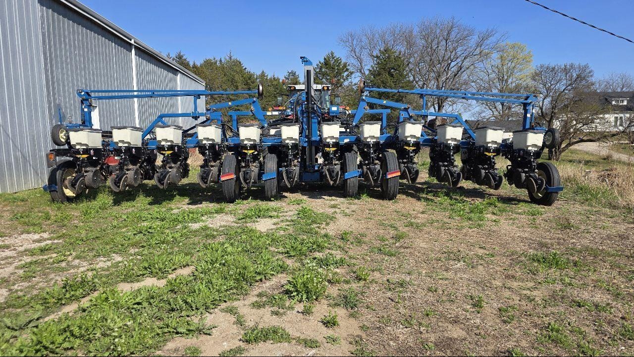 2003 Kinze 3600 Equipment Image0