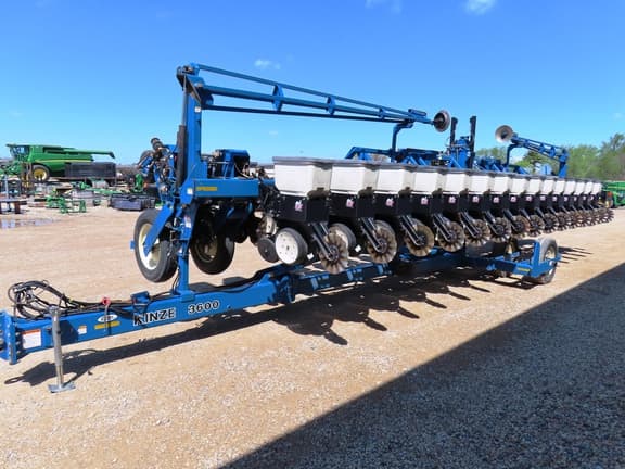 Image of Kinze 3600 equipment image 4