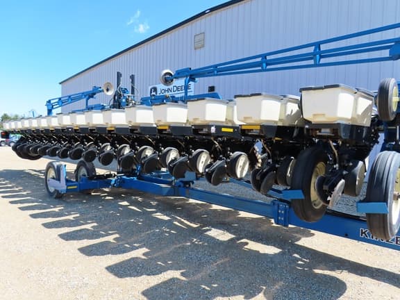 Image of Kinze 3600 equipment image 3