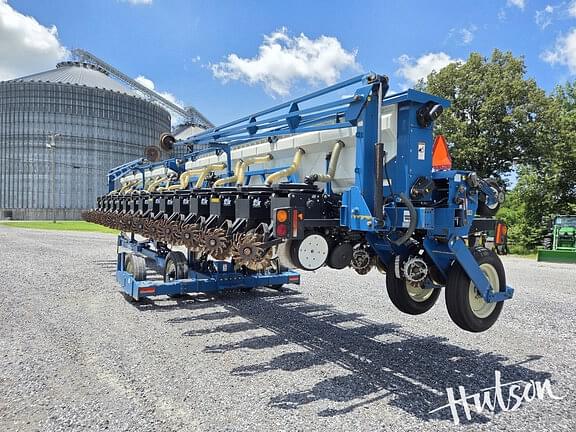 Image of Kinze 3650 equipment image 2
