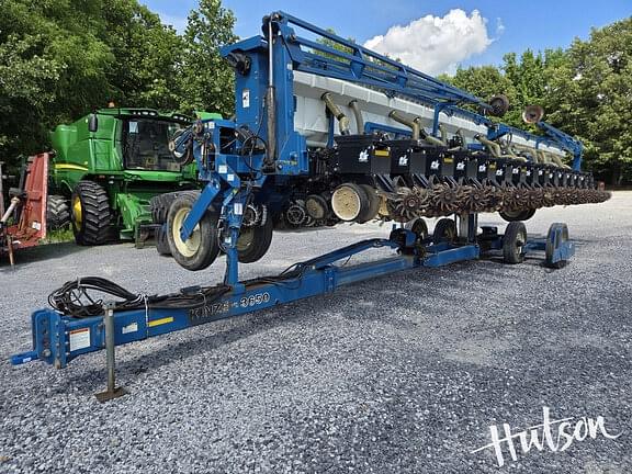 Image of Kinze 3650 equipment image 1