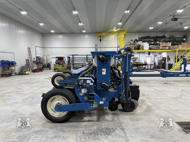 Image of Kinze 3650 equipment image 2