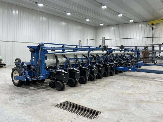Image of Kinze 3650 equipment image 1