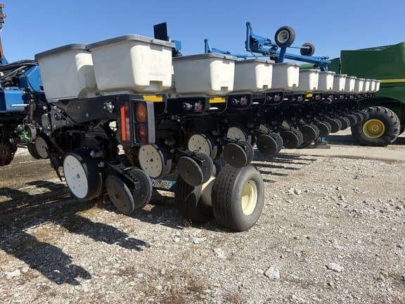 Image of Kinze 3700 equipment image 3