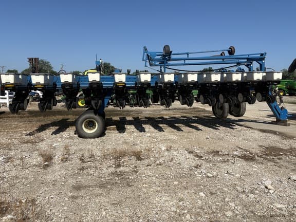 Image of Kinze 3700 equipment image 2