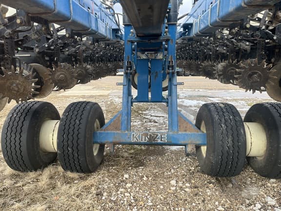 Image of Kinze 3700 equipment image 3