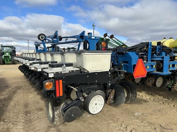 Image of Kinze 3700 equipment image 4