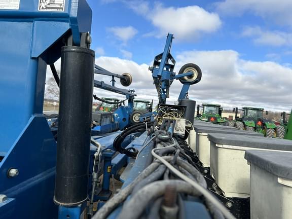 Image of Kinze 3700 equipment image 2