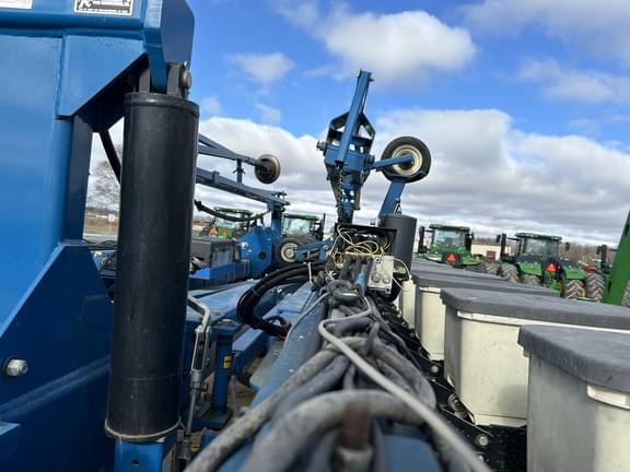 Image of Kinze 3700 equipment image 1