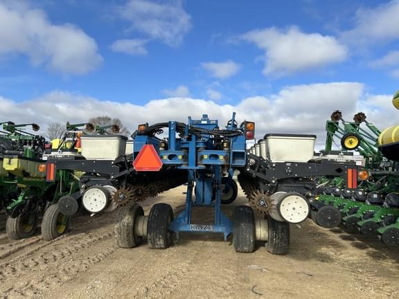 Image of Kinze 3700 equipment image 3