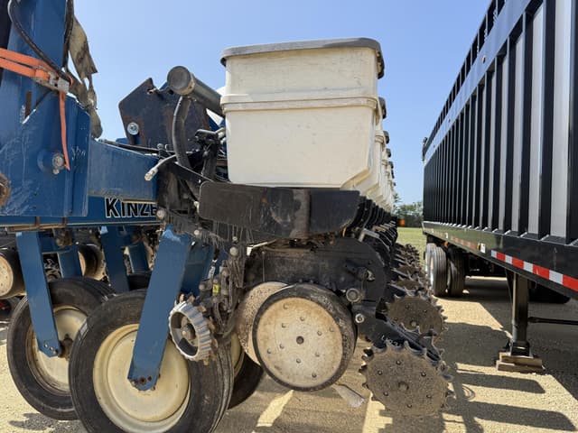 Image of Kinze 3700 equipment image 3